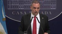 Archivo. Un Adorni tenso dio la cara para responder a las preguntas referidas a las denuncias en su contra.