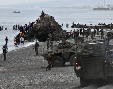 Tropas españolas patrullan las playas de Ceuta, limítrofe con Marruecos, por una histórica oleada migratoria.