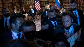 Periodistas a los empujones para lograr una foto del encuentro entre Biden y Putin.