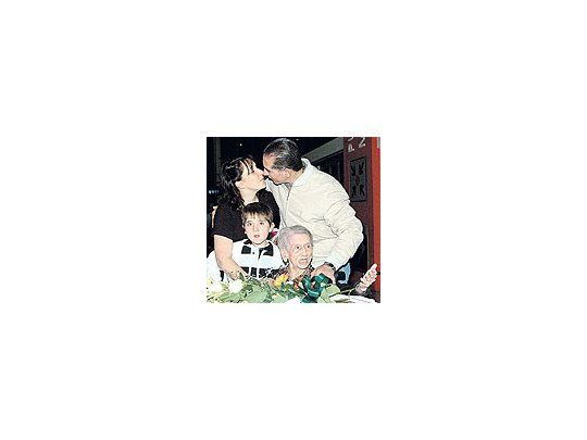 Hilda Morejón es recibida por su bisnieto Roberto Quiñones y su familia a su llegada el sábado a Buenos Aires. Se espera ahora que el régimen comunista cubano autorice a la hija de la anciana, Hilda Molina, a reunirse con los suyos.