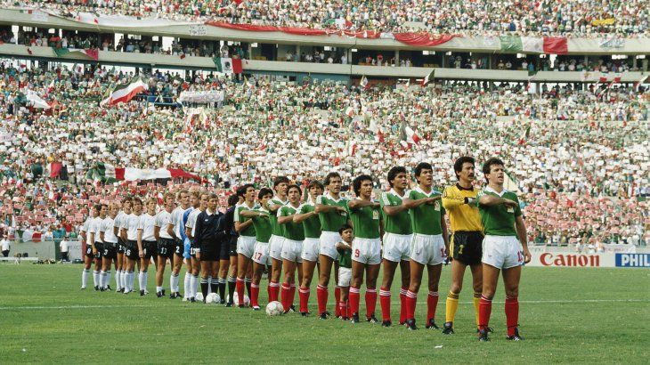Adidas prepara el relanzamiento de una camiseta retro de la Selección Mexicana inspirada en el Mundial de 1986. El diseño verde con vivos blancos busca homenajear a figuras históricas como Hugo Sánchez, Javier Aguirre y Manuel Negrete. Adidas prepara el relanzamiento de una camiseta retro de la Selección Mexicana inspirada en el Mundial de 1986. El diseño verde con vivos blancos busca homenajear a figuras históricas como Hugo Sánchez, Javier Aguirre y Manuel Negrete.