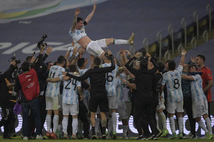 Lionel Messi es el centro de los festejos de un equipo campeón en el Maracaná