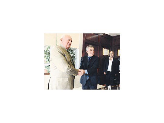 Eduardo Grinberg y Jesús Cariglino se estrechan la mano durante la firma del convenio de control de gestión.Eduardo Grinberg y Jesús Cariglino se estrechan la mano durante la firma del convenio de control de gestión.