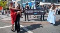 Activistas de Avaaz, que se manifestaron por la revisión del acuerdo del FMI con la Argentina.&nbsp;