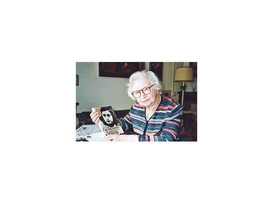 Miep Gies, la mujer que ayudó a Anna Frank y su familia a esconderse de los nazis y luego conservó y publicó el diario de la adolescente, murió el lunes a semanas de cumplir 101 años.