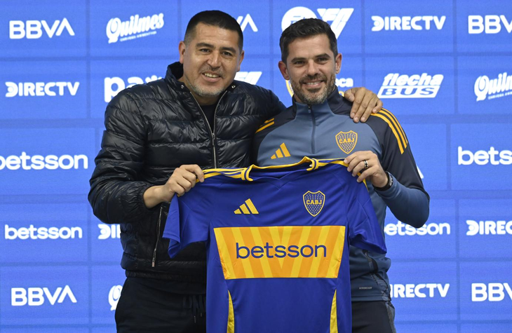 Fernando Gago, nuevo DT de Boca, junto al presidente Riquelme Fernando Gago, nuevo DT de Boca, junto al presidente Riquelme