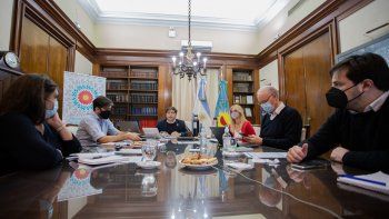 El gobernador de Buenos Aires&nbsp;Axel Kicillof&nbsp;mantuvo por videoconferencia un encuentro con los jefes comunales de toda la&nbsp;Provincia.