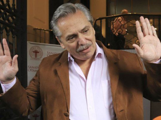 Alberto Fernández al salir de la clínica Otamendi donde estuvo internado desde el lunes.