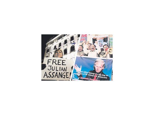 Activistas se manifiestan frente a la embajada británica en Budapest, Hungría, en contra de la detención de Julian Assange. También en Pakistán tuvieron lugar protestas (iderecha).