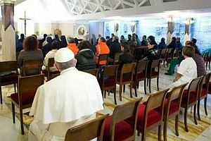 El Papa se sentó en la parte de atrás en una misa. Foto: @gnntridente