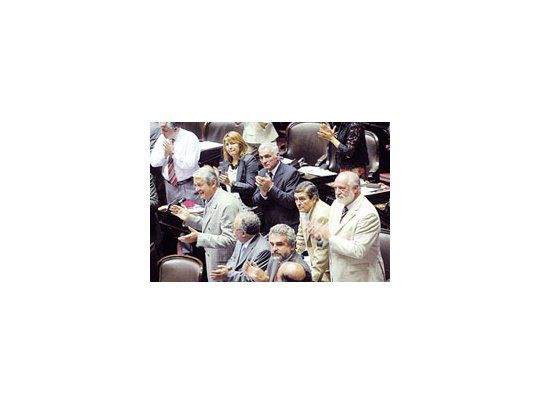 El kirchnerismo de Diputados festejó ayer la votación de laEmergencia Pública con Agustín Rossi, Carlos Kunkel yJuan Carlos Dante Gullo a la cabeza. Hoy comenzarán elcamino para aprobarle a Cristina de Kirchner la moratoria yel blanqueo.