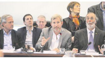 Ministros. Rogelio Frigerio y Andrés Ibarra defendieron la reforma electoral ante el plenario de comisiones en Diputados junto a Pablo Tonelli y Ezequiel Fernandez Langan. Detrás, el apoderado del PJ, Jorge Landau.