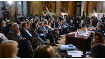 Si bien aún se están cursando las invitaciones, desde la Comisión de Presupuesto y Hacienda de la Cámara alta se espera que los ministros de Educación, Esteban Bullrich, y de Desarrollo Social, Carolina Stanley, acudan a defender el texto aprobado en Diputados.