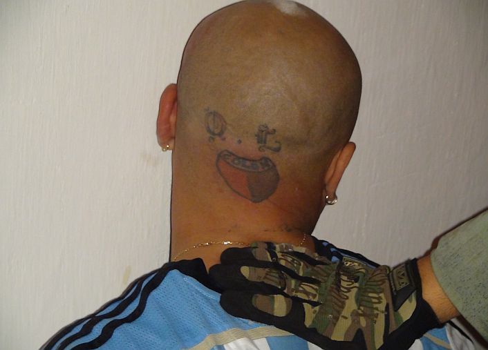 El Nanno Leyva tiene un tatuaje de Colón en la nuca.