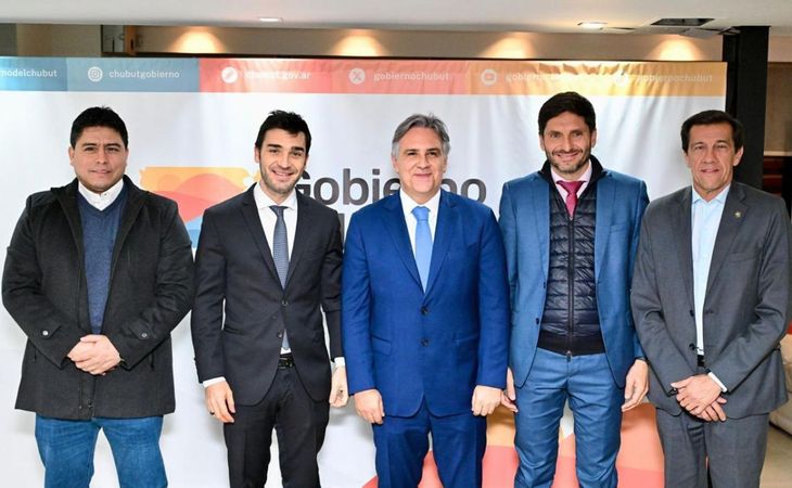 Vidal, Torres, Llaryora, Pullaro y Sadir, en una insinuante reunión previa a la sesión.
