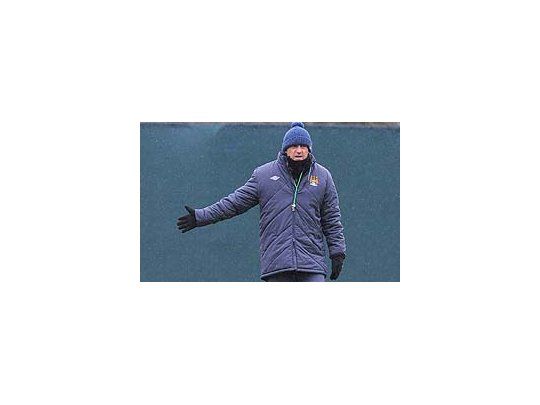 Roberto Mancini pretende que Carlos Tevez siga en Manchester City.