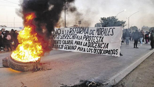 riesgo. La persistencia de los cortes de ruta amenaza con provocar desabastecimiento en los principales destinos turísticos de la provincia.