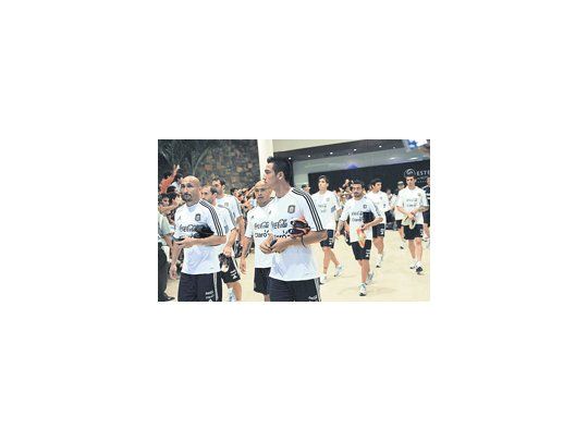 Los jugadores argentinos salen del hotel para hacer el reconocimiento del campo de juego del estadio Metropolitano.