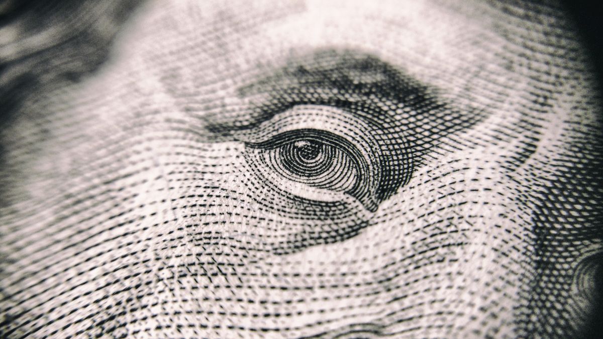 The dollar had a slight rise of 0.08% and is worth the same as at the beginning of April