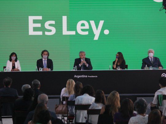 El presidente Alberto Fernández aseguró que hoy es un día de alegría porque cumplió su palabra para que se votara la ley de Interrupción Voluntaria del Embarazo, que fue parte de las promesas de su campaña electoral.