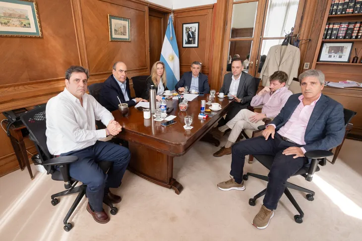 El Gobierno mantuvo una reunión por el conflicto gremial en Aerolíneas Argentinas. El Gobierno mantuvo una reunión por el conflicto gremial en Aerolíneas Argentinas.