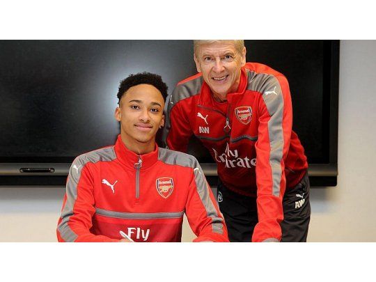 Bramall y Wenger, en la firma del contrato del joven futbolista (Foto: Arsenal).