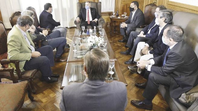 Trabas. El gobernador tucumano Jaldo recibió a productores citrícolas para analizar el contexto que dificulta la exportaciones de limones a Rusia y Ucrania. Se comprometieron a realizar un trabajo conjunto con Nación.