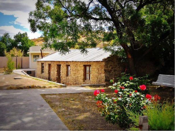 Villa Tulumba se fundó en el Siglo XVIII y cuenta con una arquitectura colonial y un ambiente sereno rodeado de montañas.