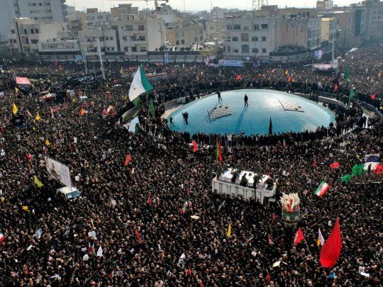 Una multitud despidi&oacute; los restos de Soleimani.