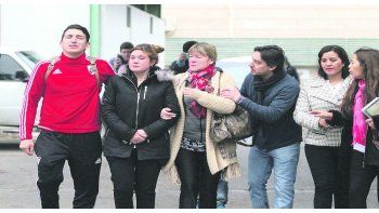 Puro dolor. Un grupo de familiares de las víctimas viajaron a Mendoza. Por la tarde, los cuerpos fueron trasladados a Buenos Aires en un avión.