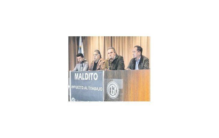 Advertencias. Schmid se quejó por la “incertidumbre” económica. Lo acompañaron Juan Pablo Brey, Julio González Insfrán y Omar Maturano.