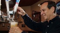 El empresario cervecero, Jim Koch, logra mantener el valor de sus millones gracias a una inusual estrategia de inversiones.