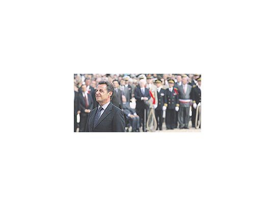 El presidente francés, Nicolas Sarkozy, ayer durante un acto oficial. Su partido ganó las eleccioneslegislativas, pero analistas dicen que el no haber cumplido con los vaticinios de untriunfo arrasador supone una advertencia a su flamante gestión.