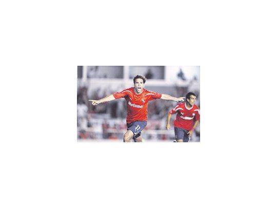 Facundo Parra hace volar su alegría luego de convertir el primer gol con el que Independiente le terminó ganando a Peñarol 3 a 0.