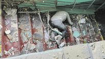 SIN TREGUA. El cuerpo de un civil ucraniano yace en la escalera de una escuela atacada en la localidad de Járkov. La guerra cumple 100 días y no entrega indicios de finalización.