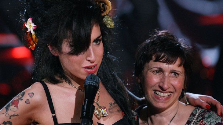 Amy Winehouse junto a su madre
