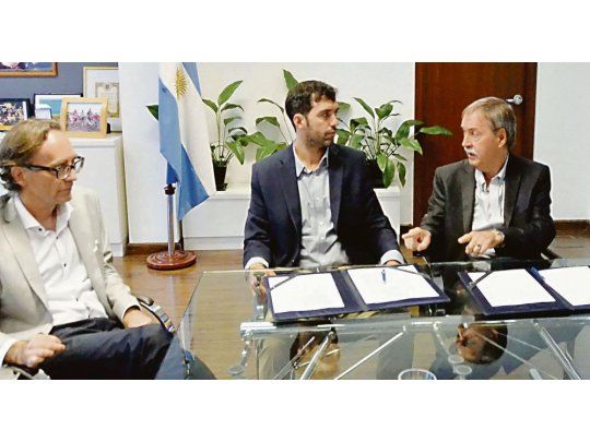 avance. Giordano, Basavilbaso y Schiaretti, ayer durante la firma del convenio por la caja de jubilados de la provincia.