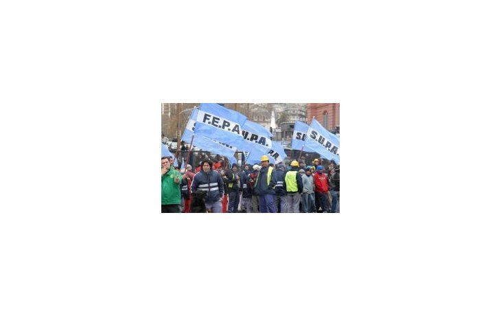 Por conflicto gremial, se complica más la exportación de granos en puertos del Gran Rosario