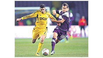 José Sosa marcó el cuarto gol del Metalist, que clasificó a la próxima ronda de la Europa League. En la foto disputa la pelota con Michael Liendl.