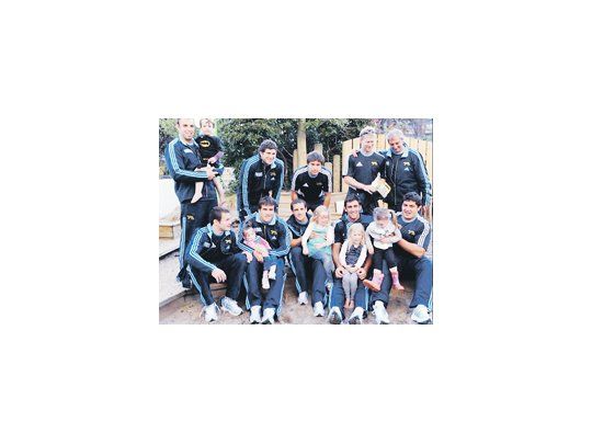 Un grupo de jugadores que no fueron convocados para actuar ante Inglaterra y parte del cuerpo técnico visitaron un hospital público de Dunedin.