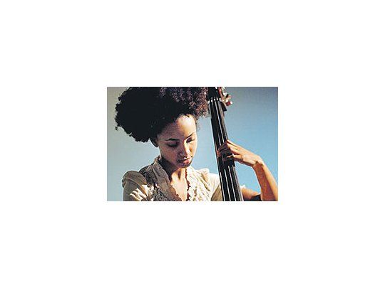 La jovencontrabajista ycantanteestadounidensebrindó unalección de jazz,acompañadapor un sólidocuarteto, en elque se destacael pianistaargentino LeoGenovese.