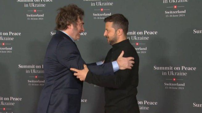 El saludo de Milei y Zelenski en la cumbre por la paz de Ucrania.