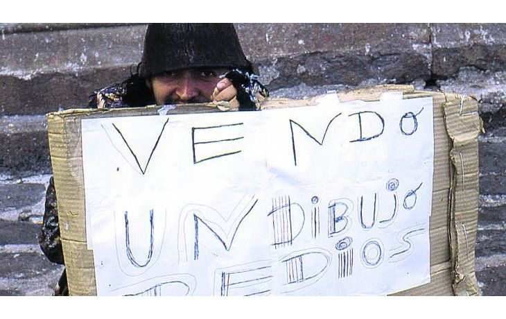 ámbito.com | Dios en venta. La imagen de un vendedor callejero ecuatoriano que ofrece religión al paso.