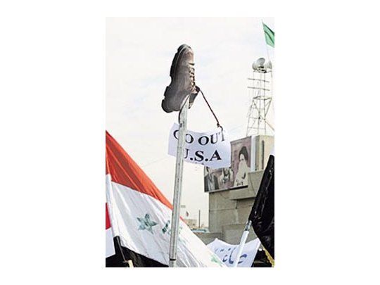 Sorprende ola de apoyo al periodista que agredió a Bush