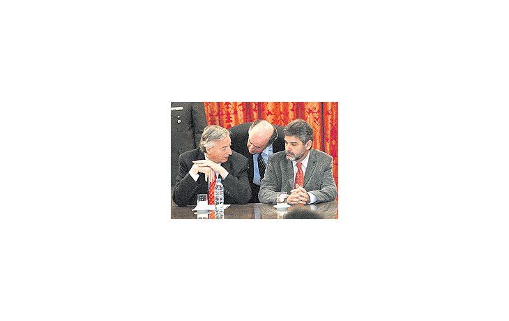 ámbito.com | El candidato a jefe de Gobierno Daniel Filmus, junto aNéstor Kirchner y Oscar Parrilli, ayer en un acto en el quese presentó el Plan Digital del Bicentenario.