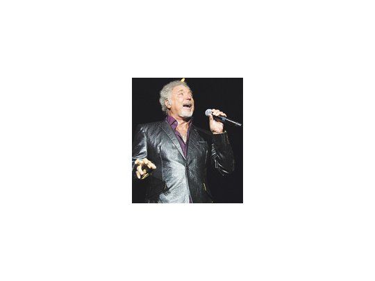 Lejos de cantar solamente los viejos éxitos, que prefiere su público (todavía numeroso, pero no para llenar el Luna Park), Tom Jones se acercó a los nuevos sonidos del rock e incluyó un repertorio claramente actual.
