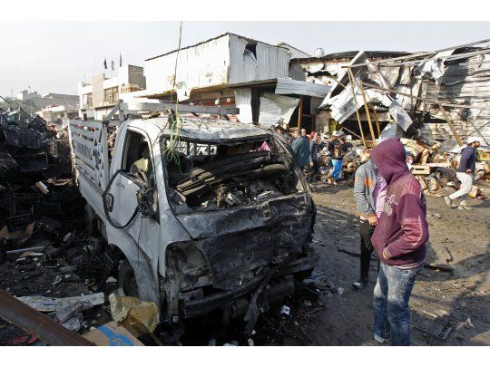 El primer ataque se produjo con un coche bomba en la entrada de este mercado en la ciudad de Sadr