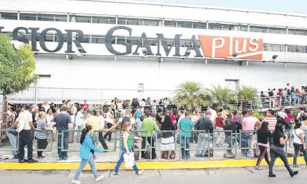 Surgen en Caracas “bachaqueros”: revenden comida (foto 1)