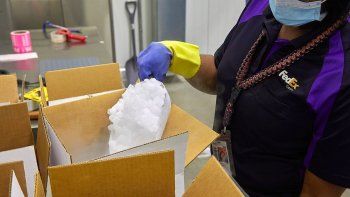 Entre los desafíos de trasladar vacunas contra el coronavirus, está el uso de hielo seco.&nbsp;