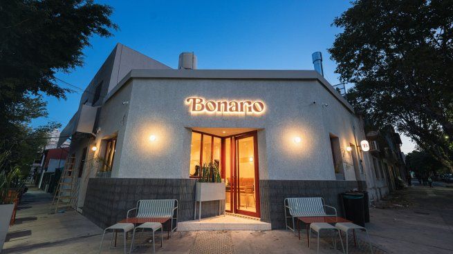 Inaugurado en mayo de 2025, el restaurante amalgama el calor de la cocina familiar con la creatividad de la culinaria contemporánea.